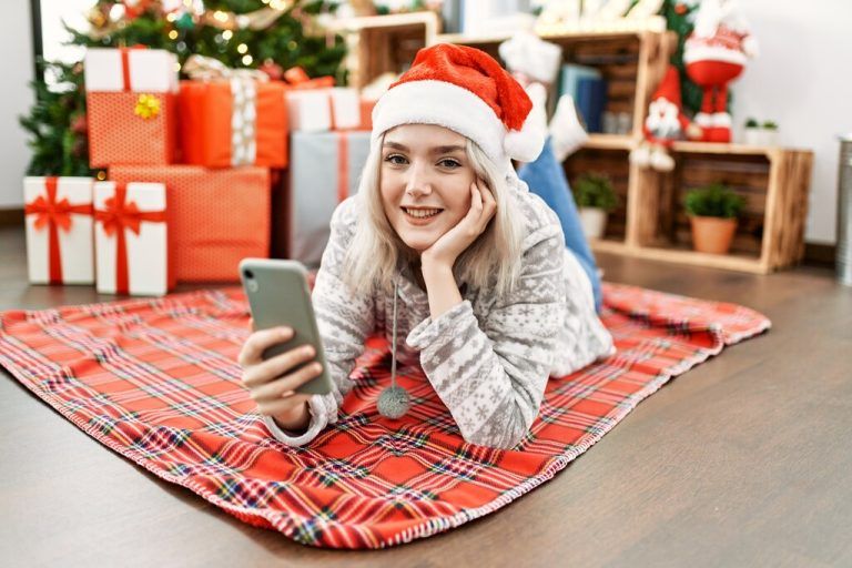 Ob Geschenke oder Deko: Weihnachts-Inspiration kommt für viele mittlerweile direkt vom Smartphone.⇒Shutterstock (7)