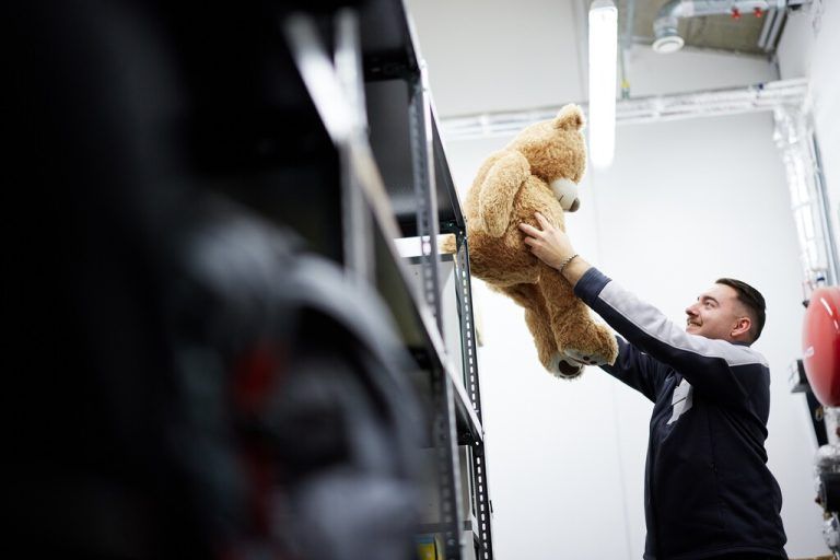 Ob Kuscheltier, Musik­ins­trument oder Geld­tasche. Im Zug wird vieles liegengelassen, wie die ÖBB-Bilanz zeigt. ⇒⇒ÖBB | ⇒Scheiblecker