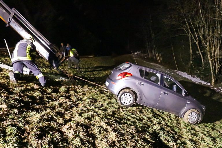 Obwohl das Auto zehn Meter abrutschte, blieben die Insassen unverletzt und das Fahrzeug unbeschädigt.Hofmeister