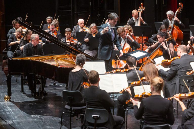 Pianist Steve Osborne und Dirigent Leo McFall sind sich eng verbunden.⇒Mathis