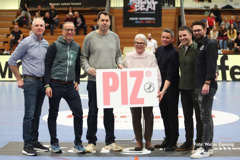 PIZ-Geschäftsführer Thomas Gabriel (l.) bei der Verlosung.⇒ Verein