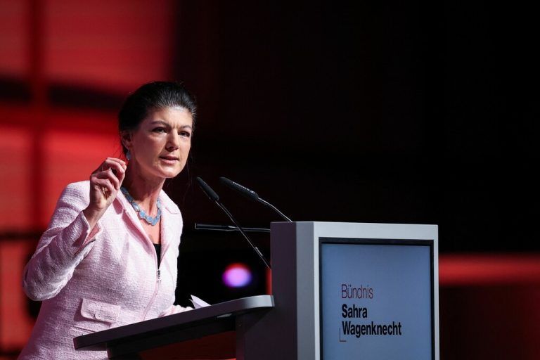 Politikerin Sahra Wagenknecht kündigte an, sich von der Parteispitze zurückzuziehen. ⇒AFP