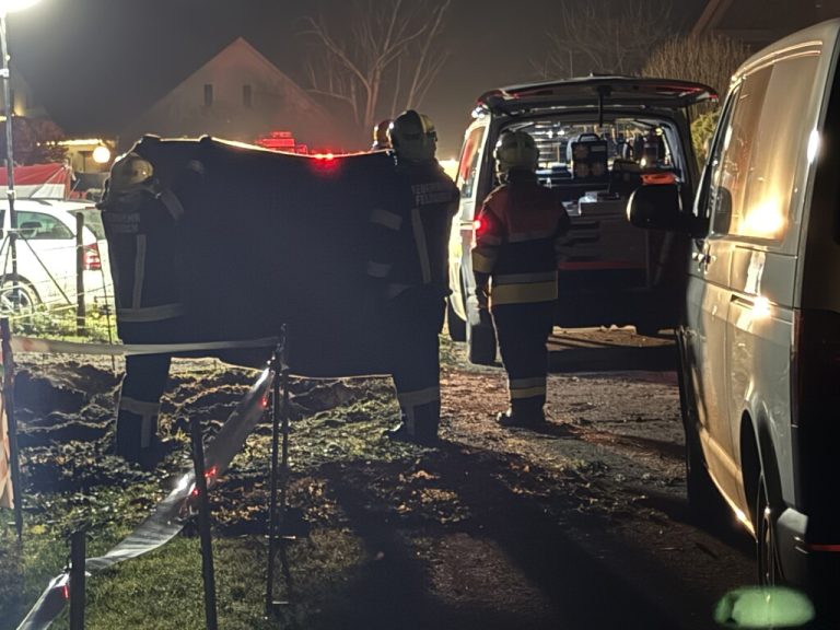 Polizei- und Rettungskräfte waren mit einem Großaufgebot am Tatort. ⇒NEUE