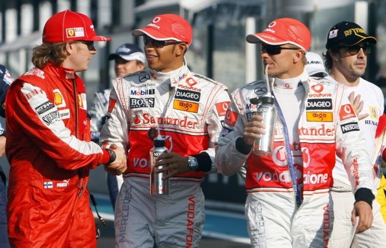 Räikkönen am 29. Juni 2018 beim Training auf dem Red-Bull-Ring (l.). Oben mit Lewis Hamilton am 1. November 2009 in Abu Dhabi. ⇒APa (2), epa