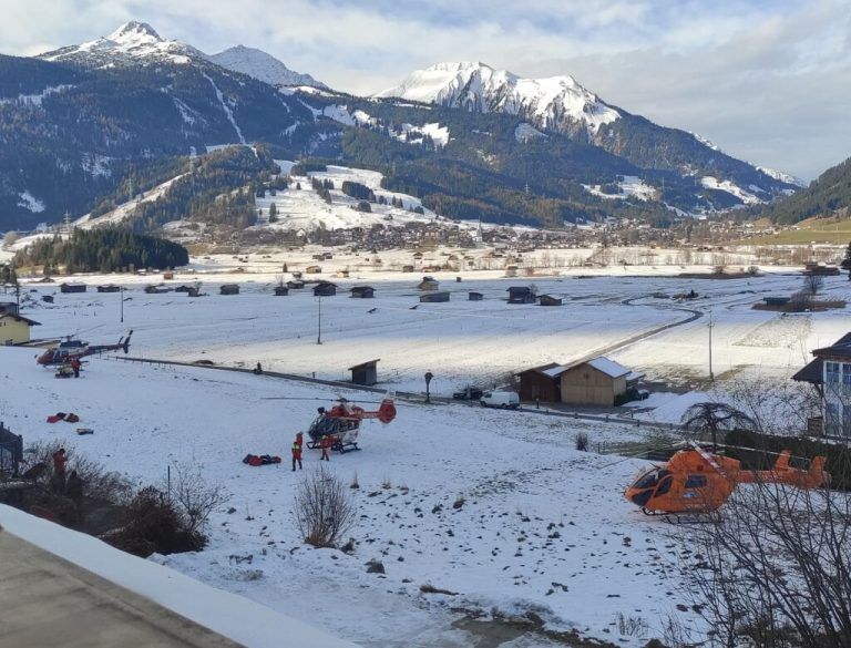 Rettungshubschrauber im Einsatzgebiet nach dem Lawinenabgang. apa.