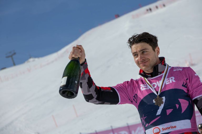 So sieht keiner aus, der sich nicht auch über WM-Bronze freut: Alessandro Hämmerle prostet nach der Siegerehrung am Berg seinen Fans zu.⇒klaus Hartinger
