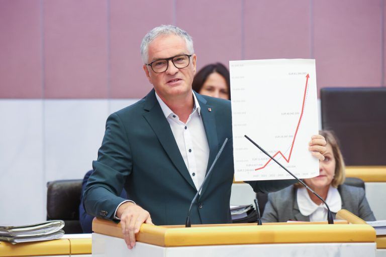 SPÖ-Klubobmann Mario Leiter präsentierte ein Diagramm zu den Ausgaben des Stadttunnels Feldkirch.