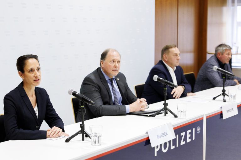 Staatsanwältin Nina Bussek, Oberst Gerhard Winkler (LKA Wien), Leiter der Abteilung Leib und Leben Wolfgang Fischer (LKA) und Gruppenleiter Helmut Lehner (LKA). ⇒APA