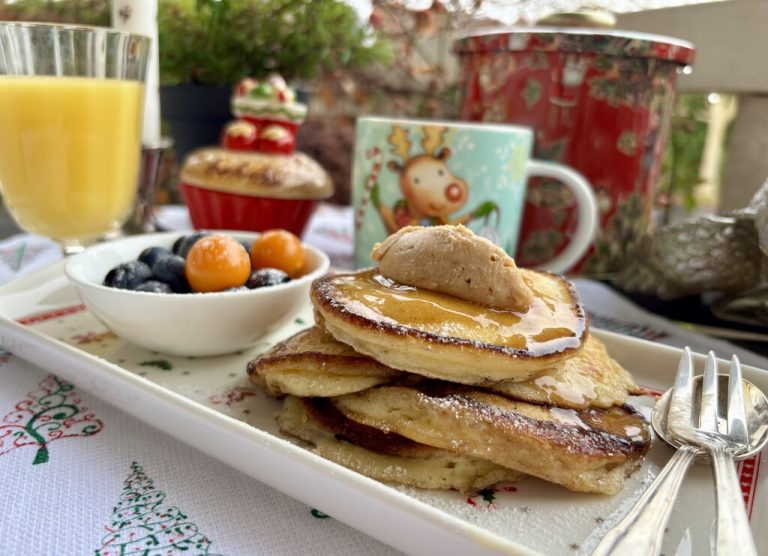 Süßer Genuss am Morgen. Duftende Zimtbutter und frische Beeren, ein Frühstückstraum für die ganze Familie.⇒Ulrike Hagen