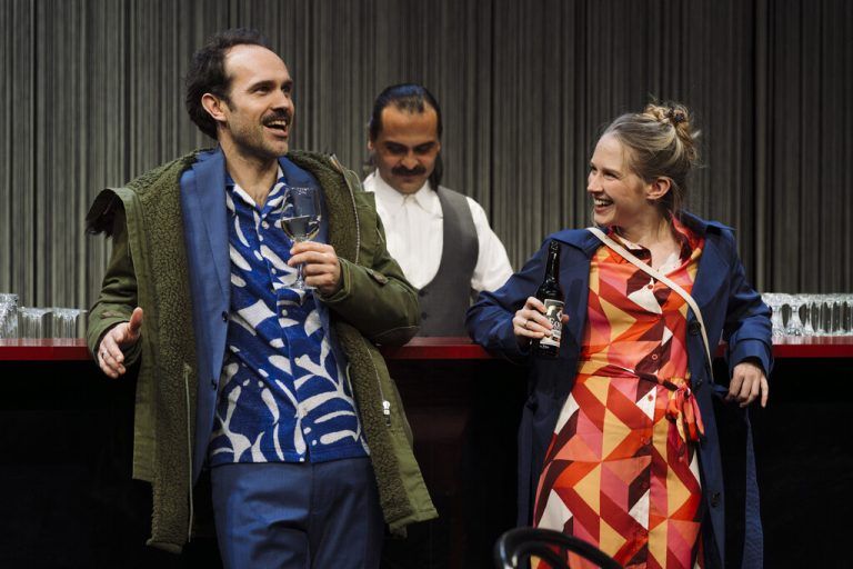 Tom (Felician Hohnloser) und Louise (Julia Sewig) treffen sich vor der Paartherapie im Pub. Mit dabei, Suat Ünaldı als Barkeeper.⇒Koller_Mistura