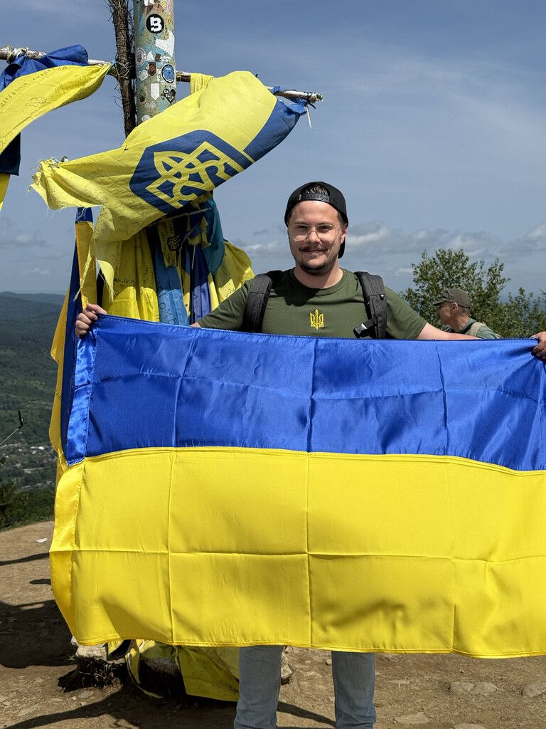 Valentin Fetz mit ukrainischer Flagge in der Nähe von Jaremtsche, der Partnerstadt von Bregenz.