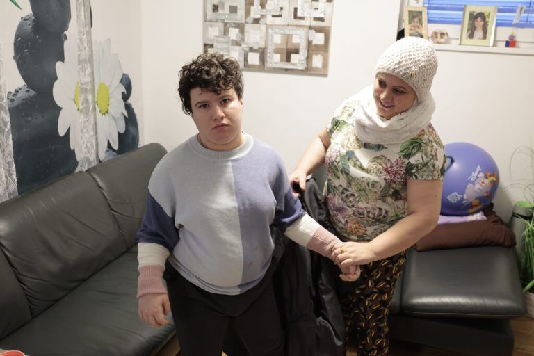 Mariami lebt mit einer schweren Beeinträchtigung. Ihr neues Zimmer soll auf ihre Bedürfnisse abgestimmt sein.⇒hartinger