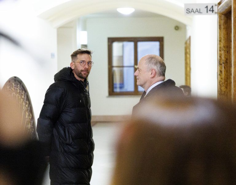 V.l.: Ehemaliger Rapid-Fußballspieler Guido Burgstaller und Rechtsanwalt Nikolaus Rosenauer. ⇒APA/TOBIAS STEINMAURER