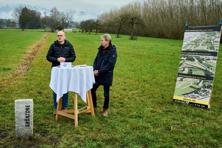 V.l.: Martin Strele, Obmann Verein Bodenfreiheit, und Eugen Schneider, Obmann Lebensraum Zukunft Lustenau – Unteres Rheintal.⇒Verein Bodenfreiheit