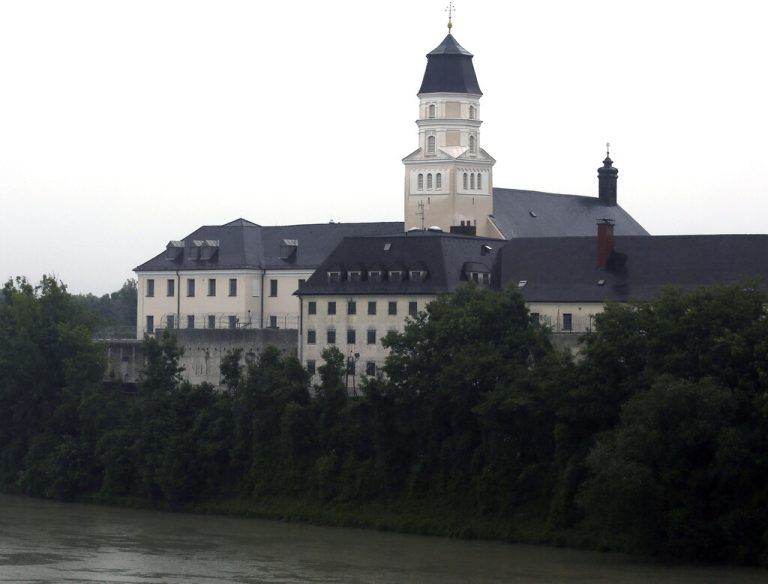 „Zwei langhaarige Burschen“: Die NEUE berichtete über den Überfall am 21. März 1983. ⇒Archiv