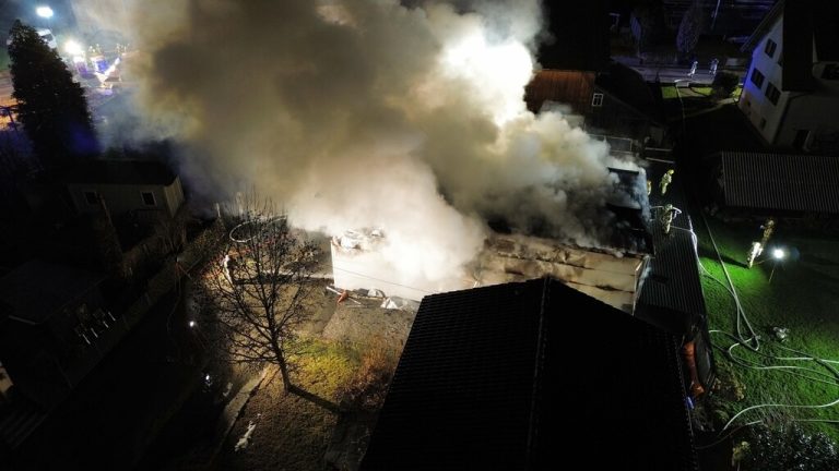 89 Feuerwehrleute rückten zur Brandbekämpfung am Montagabend an.
              ⇒vol.at/vlach