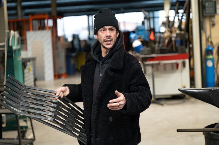 Alexander Stark ist Gastkünstler bei der Schlosserei Kalb in Dornbirn.⇒