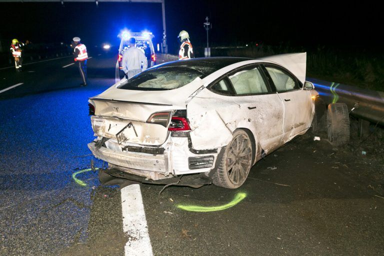 Alle fünf Insassen des Tesla wurden verletzt. ⇒Mathis