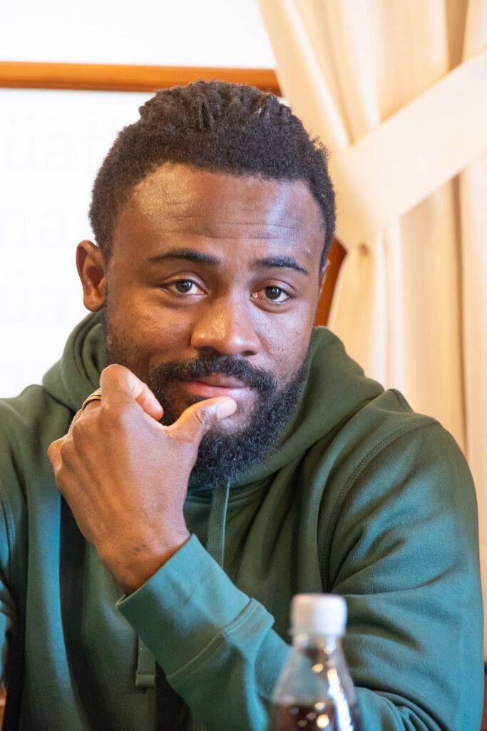 Bei der Pressekonferenz im Hotel in Hirschen in Schoppernau wurde Asumah Abubakar (l.) vorgestellt.⇒ Klaus Hartinger (12)