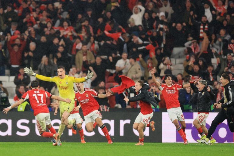 Benfica-Goalie Anatoliy Trubin sorgt mit seinem Tor zum 4:2 gegen Real für Ekstase in Lissabon. Benfica hat damit die Play-offs erreicht und könnte dort erneut auf Real treffen.⇒ AFP