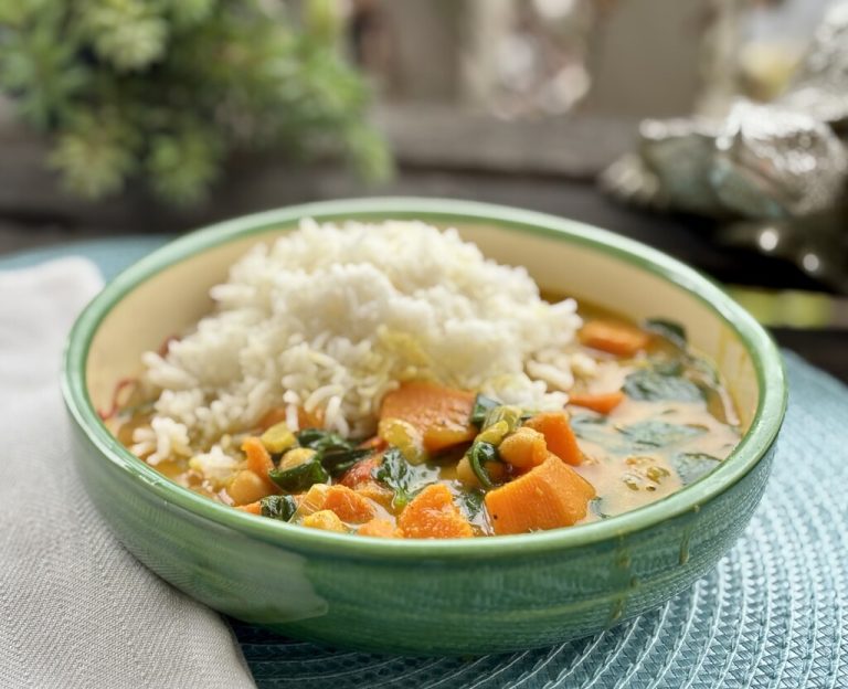 Cremiges Süßkartoffelcurry mit Kichererbsen und frischem Spinat, serviert mit lockerem Basmatireis.⇒Ulrike Hagen