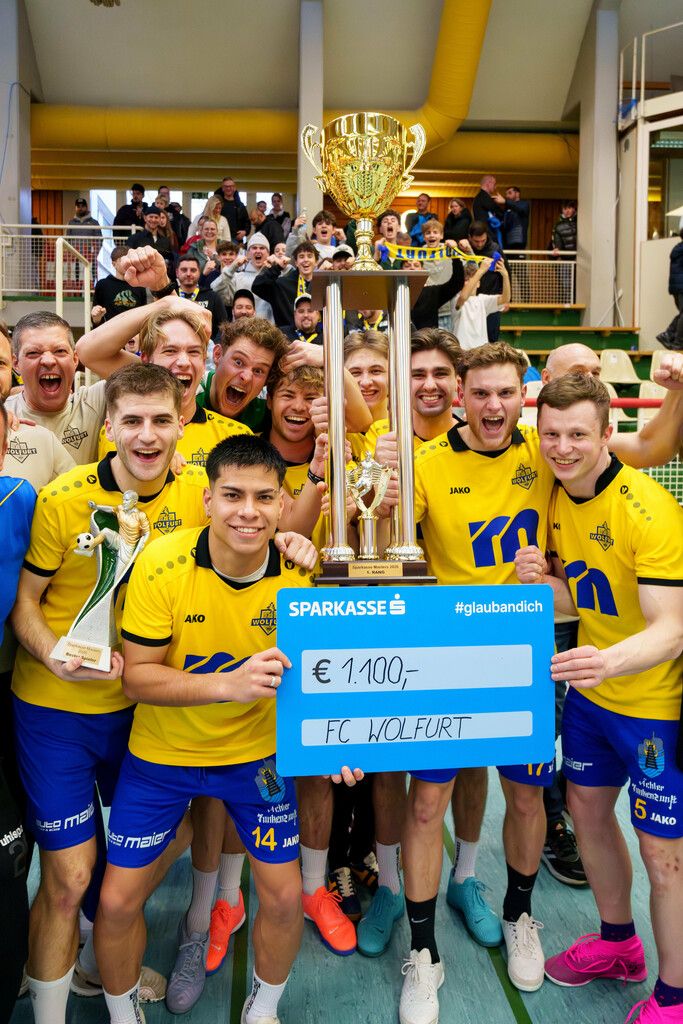 Da ist der Cup: Die Wolfurter mit dem Siegerpokal.
