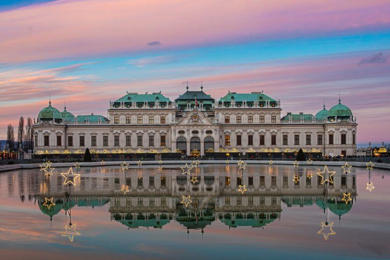Das Schloss Belvedere war die Sommerresidenz von Prinz Eugen von Savoyen. Der Name stammt aus dem Italienischen und bedeutet „schöne Aussicht“.⇒Belvedere/ Stoll