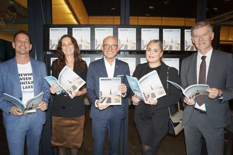 Das Team vom Stadtmarketing Bregenz, Bürgermeister Michael Ritsch und Casinodirektor Bernhard Moosbrugger präsentieren das neue Gästemagazin. Ritter (7)