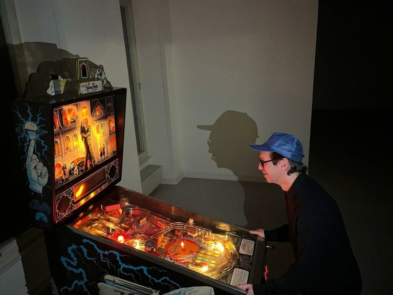 Der Flipperautomat „The Addams Family“ aus dem Jahre 1992 ist im Künstlerhaus ausgestellt und zum Spielen bereit.⇒neue