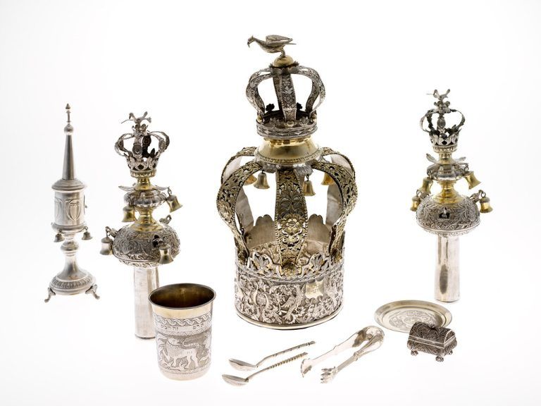 Der Forschung fehlt es an weiteren Informationen über diese Tora-Aufsätze. ⇒Jüd. Museum Hohenems