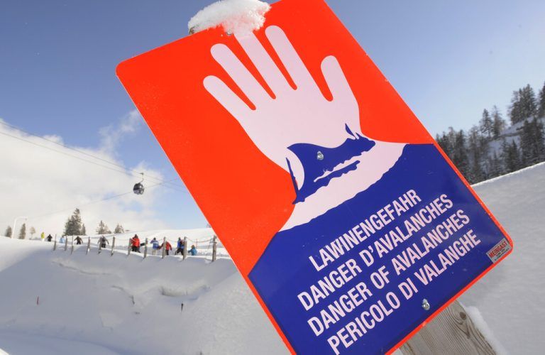 Der Lawinenlagebericht wird täglich aktualisiert und beschreibt die aktuelle Gefährdung nach Höhenlage und Exposition. Für Skitouren-Anfänger gilt, sich im freien Gelände auf Situationen mit maximaler Warnstufe zwei zu beschränken.