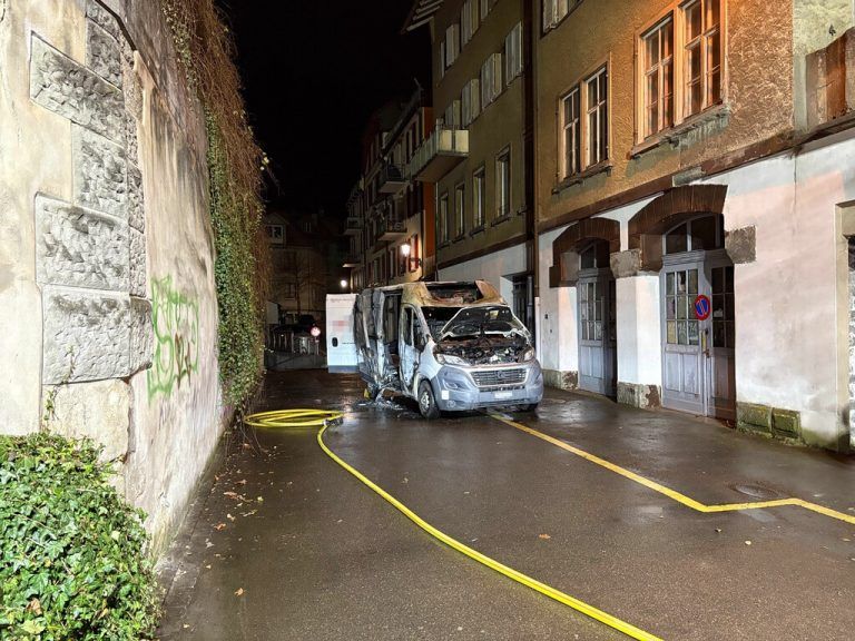 Der Lieferwagen war zuvor bei einem Einbruch gestohlen worden. ⇒KAPO St. Gallen