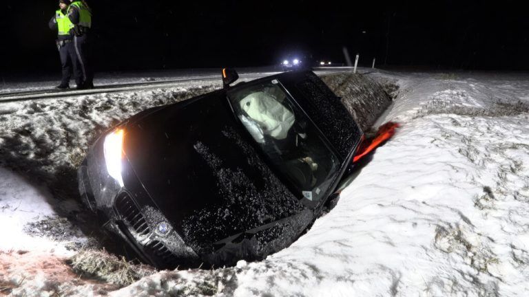 Der Pkw landete auf glatter Fahrbahn im Graben. ⇒Shourot