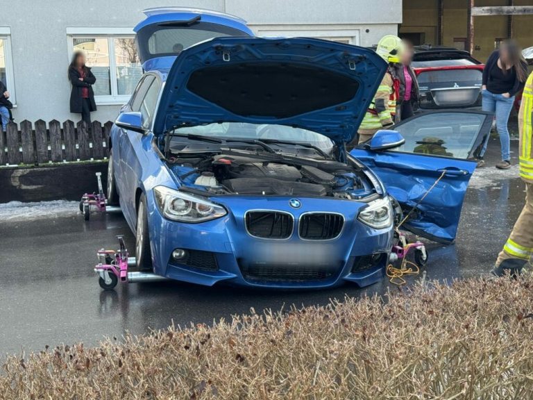 Der Schaden an einem der Unfall-Pkw lässt die Wucht des Aufpralls erahnen. ⇒vol.at