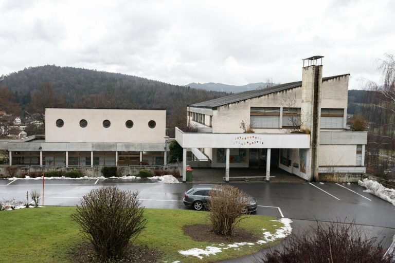 Die alte Volksschule und der Kindergarten in Frastanz wurden abgerissen. Der Neubau des Bildungszentrums (Modell links) belastet das Budget enorm.⇒Stiplovsek, gbd - constructive thinking