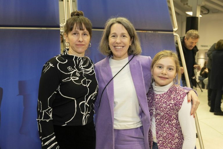 Die ausstellende Künstlerin Selina Reiterer und Angelika Simma-Wallinger mit Livia bei der „Kunst im Funkhaus“-Ausstellungseröffnung. shourot (7)