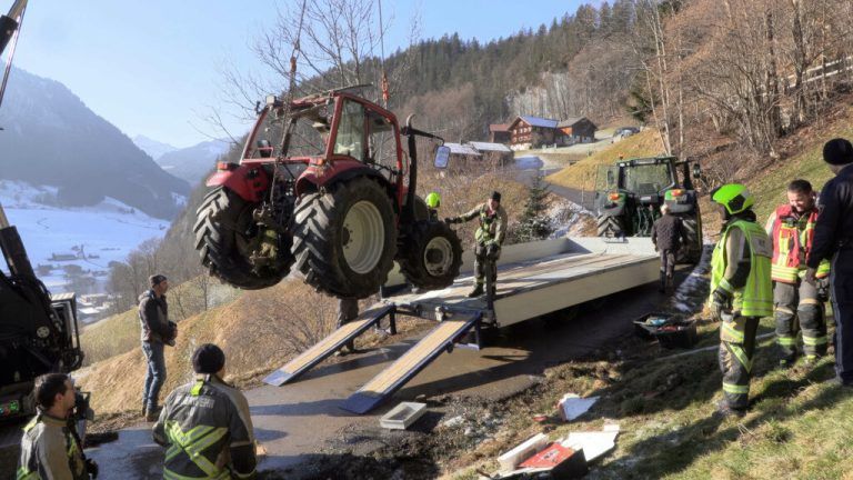 Die Bergung des abgestürzten Traktors gestaltete sich aufgrund des unwegsamen Geländes schwierig. ⇒Shourot