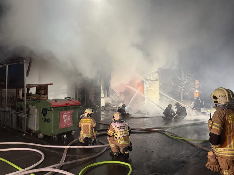 Die Feuerwehr Lustenau bekämpfte den Brand unter Atemschutz. ⇒Vlach