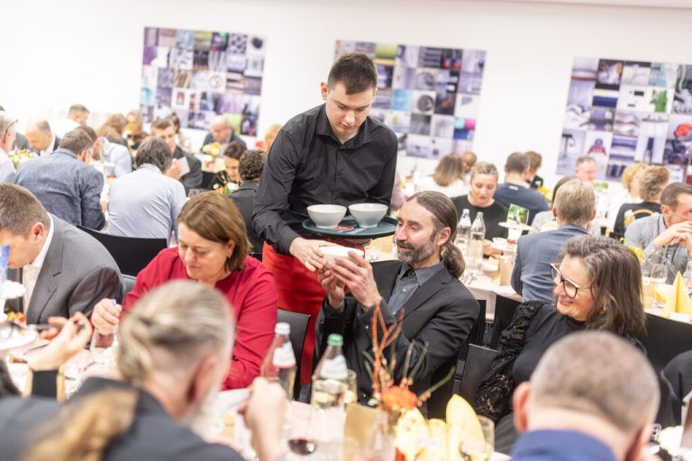 Die Lehrlinge kümmerten sich selbst um das leibliche Wohl der Gäste. ⇒Getzner Textil/ flomotion