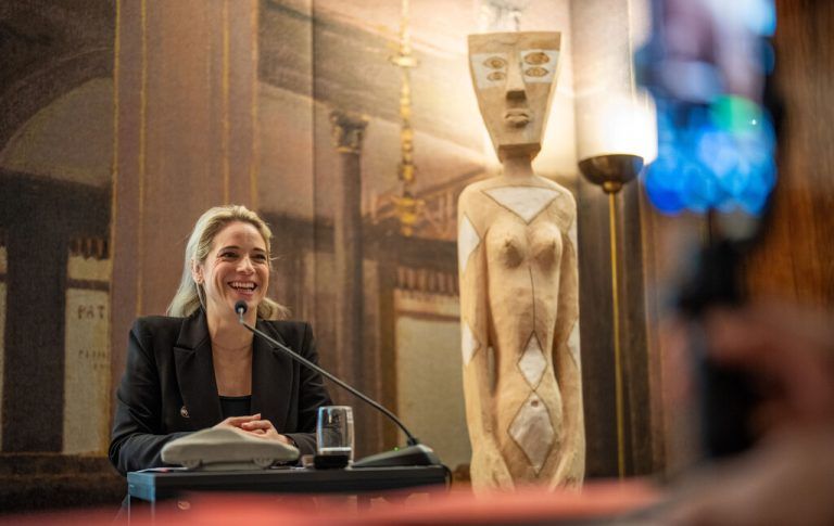 Die neue Direktorin mit einem Beton-Porsche im Miniaturformat und einer Holzskulptur der Künstlerin Elisabeth von Samsonow. ⇒APA