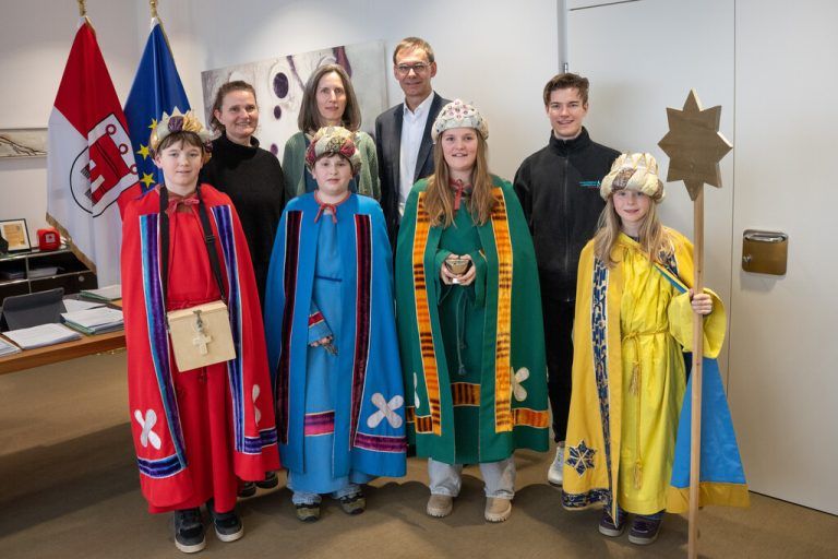 Die Sternsiger-Gruppe der Pfarre Eichenberg war zu Besuch im Landhaus. ⇒Serra