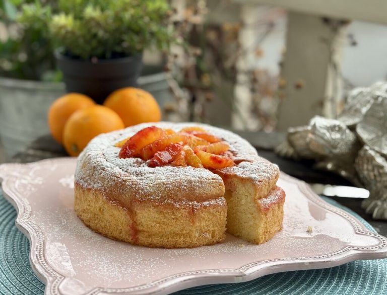 Dieser kleine Blutorangenkuchen bringt Winterlicht auf den Kuchenteller.⇒Ulrike Hagen