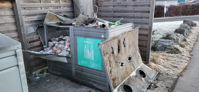 Ein Glassammelcontainer der Gemeinde wurde stark beschädigt. ⇒PI Bludenz