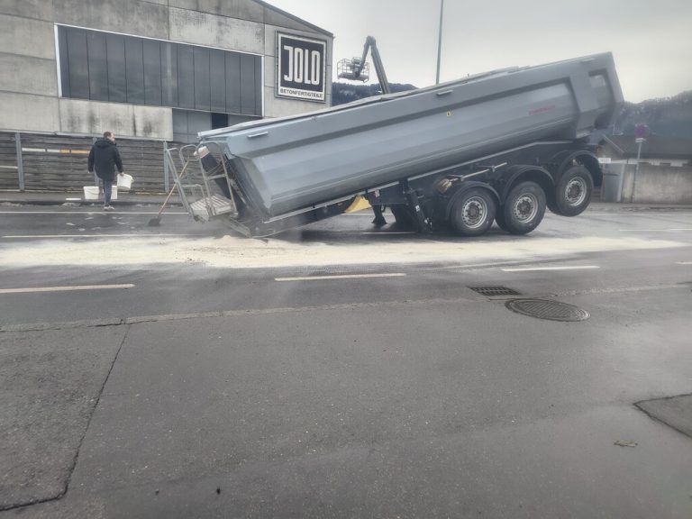 Ein Teil des beladenen Sands geriet auf die Fahrbahn. ⇒zvg