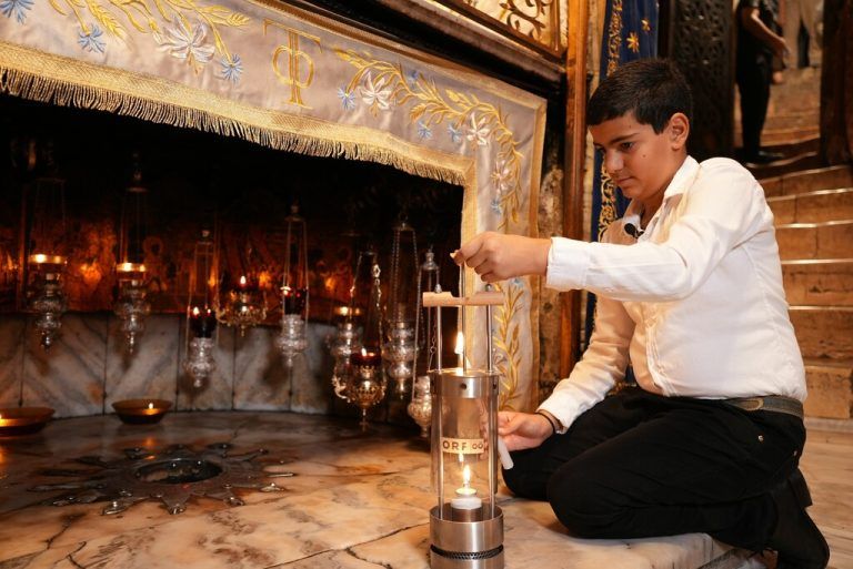 Entzündung des Friedenslicht 2025 in der Gebrutsgrotte.APA/ORF OBERÖSTERREICH