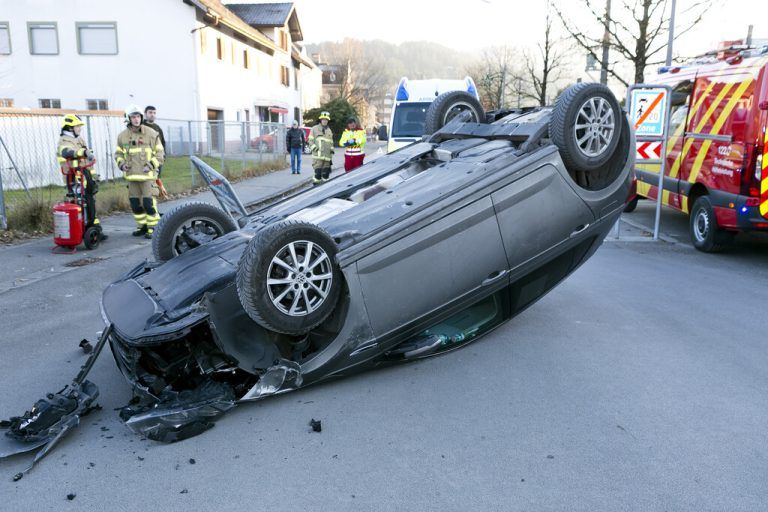 Mit Pkw überschlagen