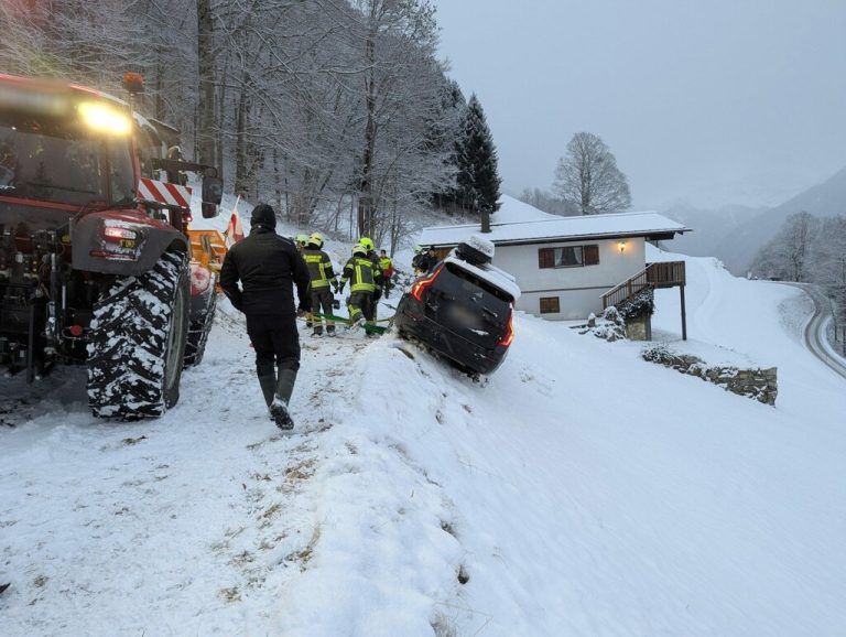 Familie saß nach Unfall im Auto fest