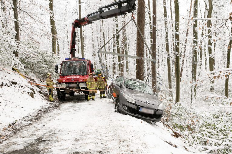 Auto rutscht ab