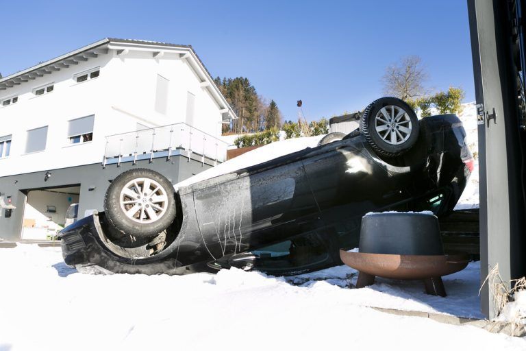 Auto landet ohne Fahrer auf Dach