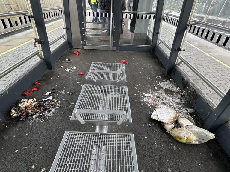 Spur der Verwüstung durch junge Randalierer